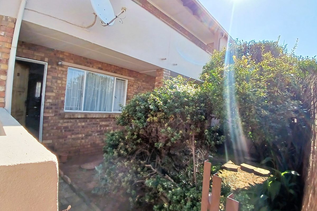 Townhouse For Sale in Terenure, Kempton Park - Photo 5