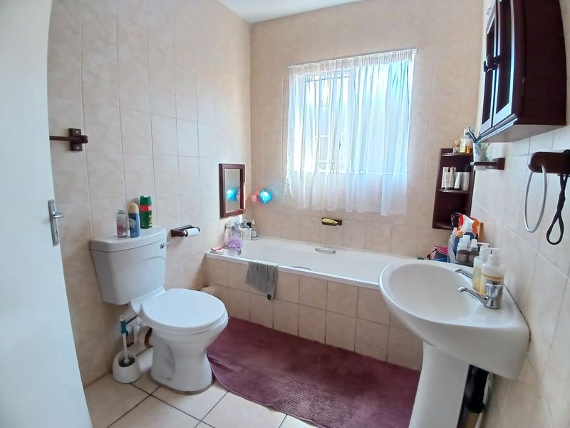 Townhouse For Sale in Terenure, Kempton Park - Photo 10