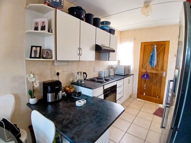 Townhouse For Sale in Terenure, Kempton Park - Photo 8