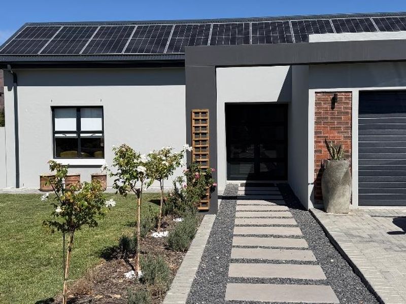 Modern Luxury and Mountain Views Gem in Paarl South - Photo 2