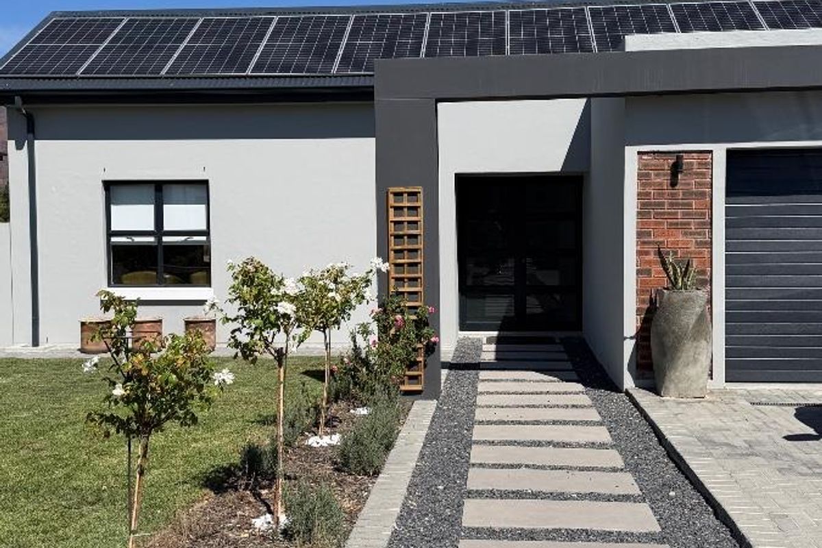Modern Luxury and Mountain Views Gem in Paarl South - Photo 2