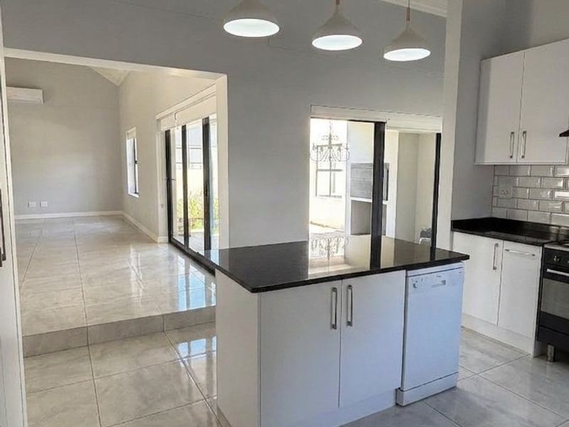 Modern Luxury and Mountain Views Gem in Paarl South - Photo 3