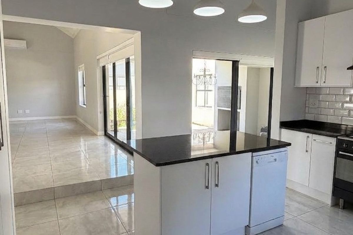 Modern Luxury and Mountain Views Gem in Paarl South - Photo 3