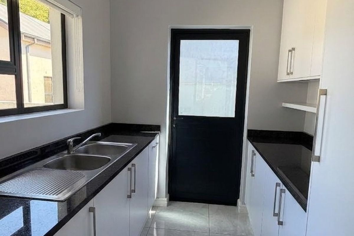 Modern Luxury and Mountain Views Gem in Paarl South - Photo 5