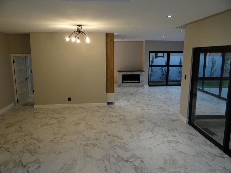 5 Bedroom House For Sale in Midstream Heights, Midstream Estate, Centurion - Photo 4