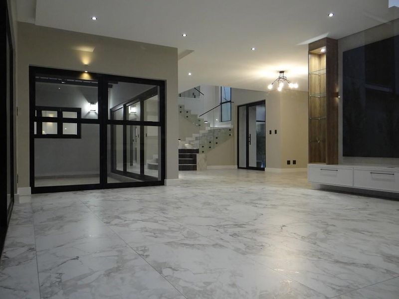 5 Bedroom House For Sale in Midstream Heights, Midstream Estate, Centurion - Photo 7