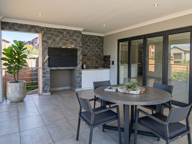 Chic Family Living with Solar Convenience in Olympus - Bronberg Close - Photo 9