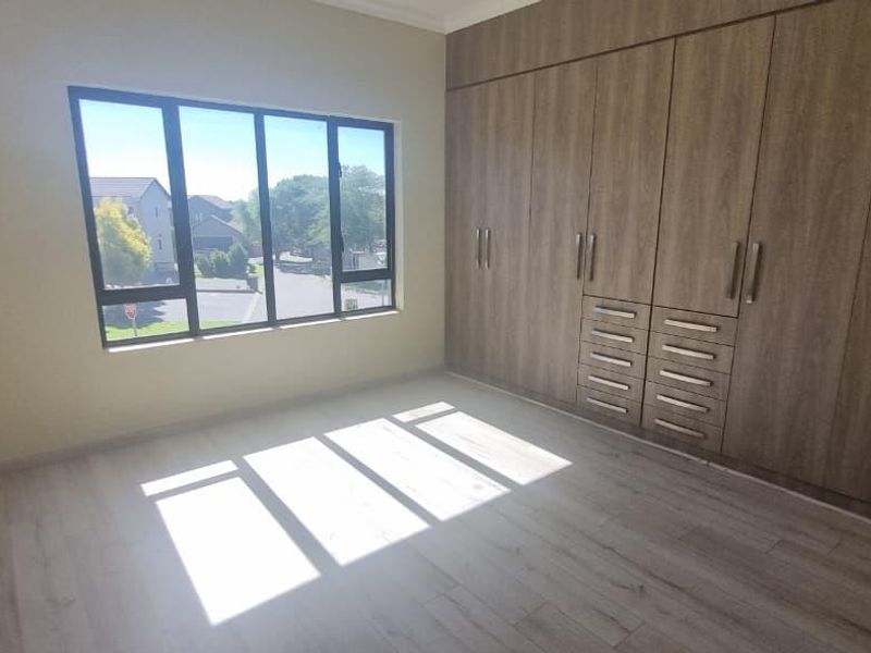 Chic Family Living with Solar Convenience in Olympus - Bronberg Close - Photo 4