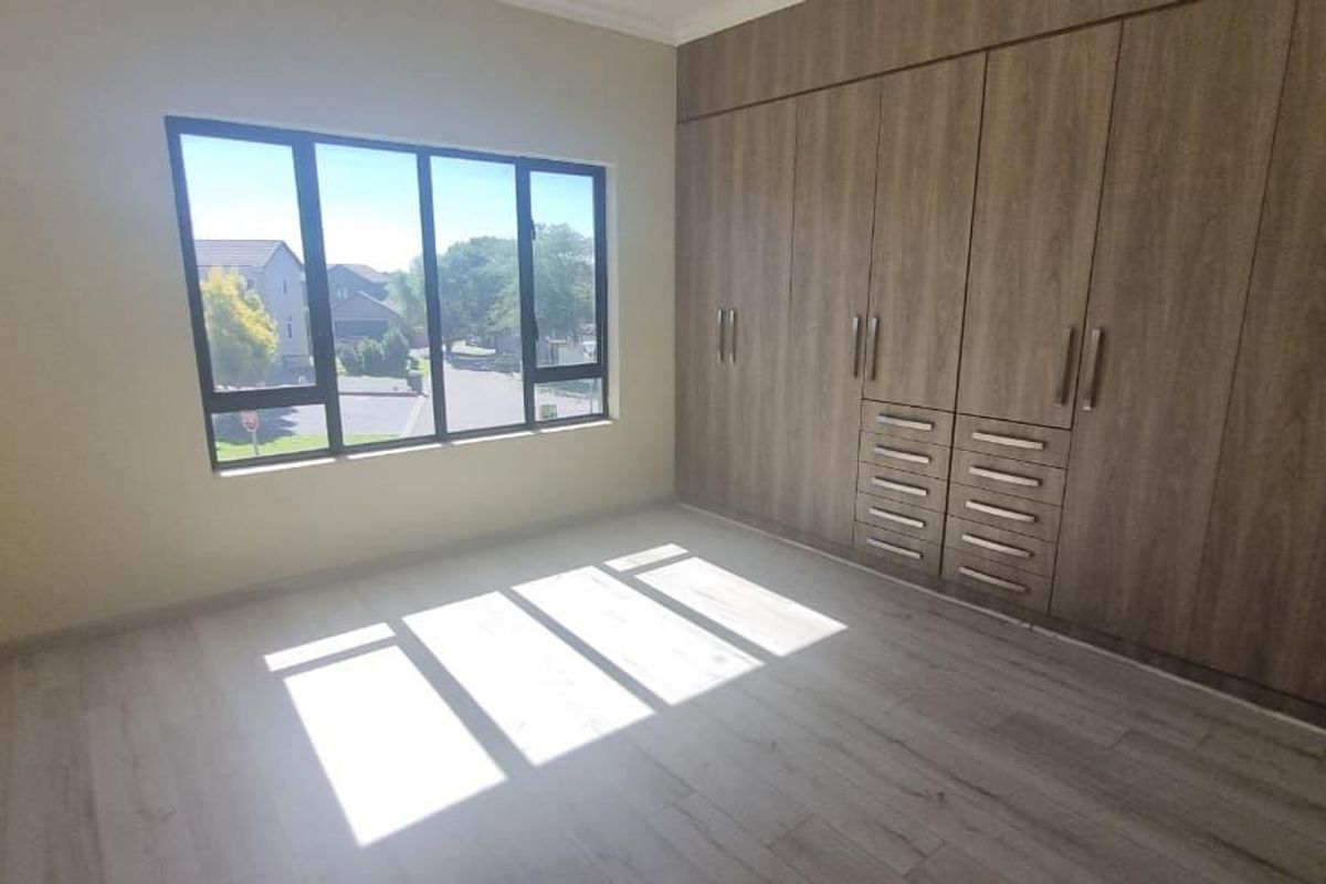 Chic Family Living with Solar Convenience in Olympus - Bronberg Close - Photo 4