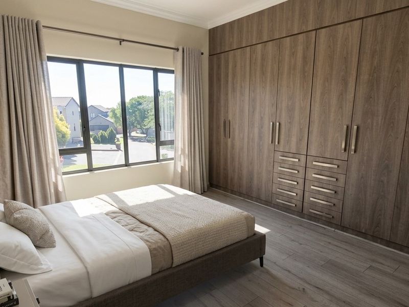 Chic Family Living with Solar Convenience in Olympus - Bronberg Close - Photo 5