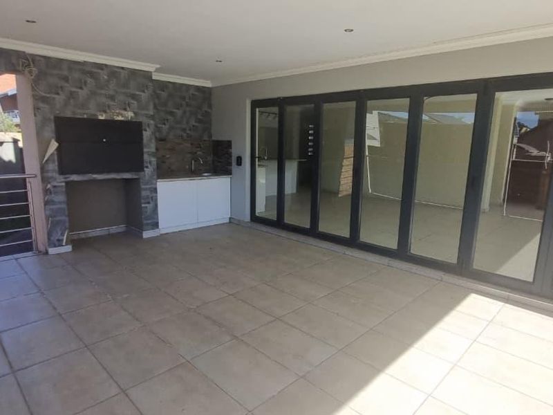 Chic Family Living with Solar Convenience in Olympus - Bronberg Close - Photo 8