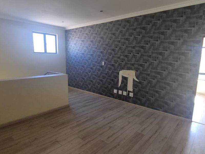 Chic Family Living with Solar Convenience in Olympus - Bronberg Close - Photo 6
