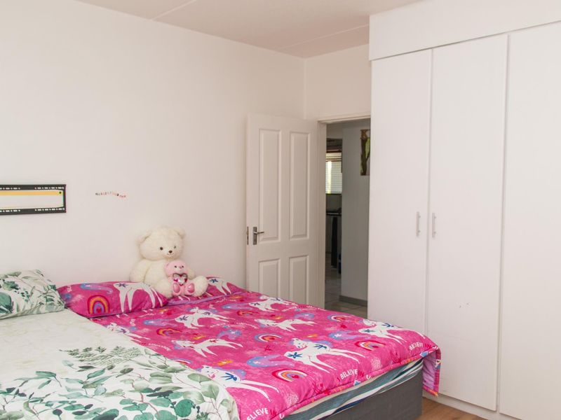 Stylish Gem in Vorna Valley, Minutes from Mall of Africa - Photo 10