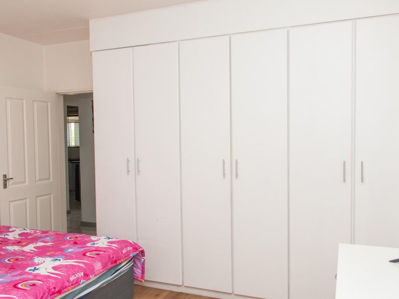 Stylish Gem in Vorna Valley, Minutes from Mall of Africa - Photo 9