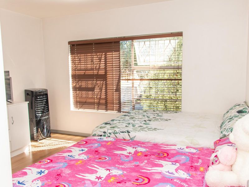 Stylish Gem in Vorna Valley, Minutes from Mall of Africa - Photo 8