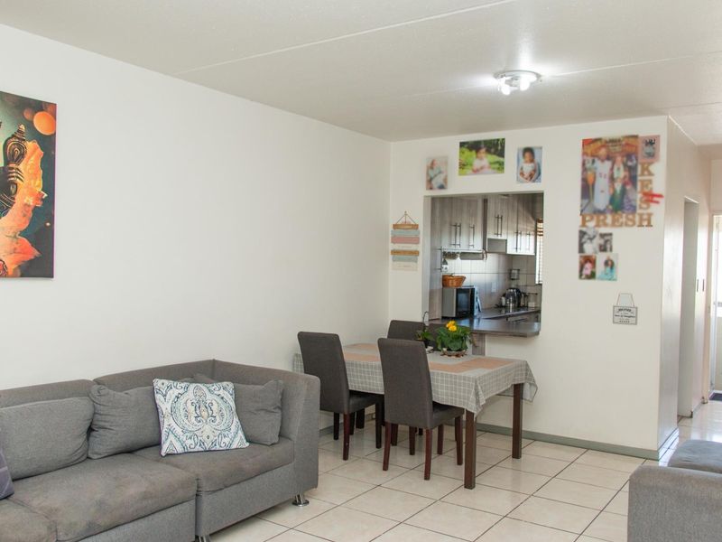 Stylish Gem in Vorna Valley, Minutes from Mall of Africa - Photo 6