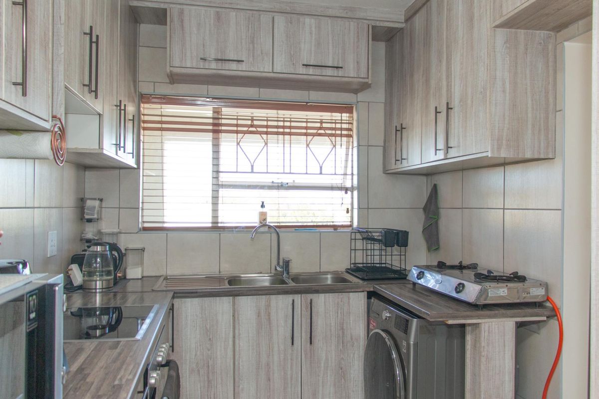 Stylish Gem in Vorna Valley, Minutes from Mall of Africa - Photo 4
