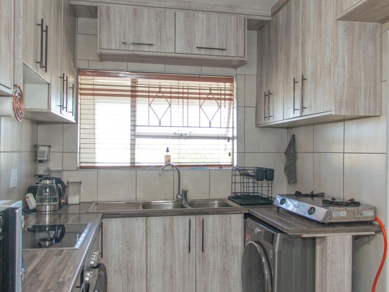 Stylish Gem in Vorna Valley, Minutes from Mall of Africa - Photo 4