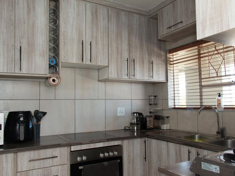 Stylish Gem in Vorna Valley, Minutes from Mall of Africa - Photo 2