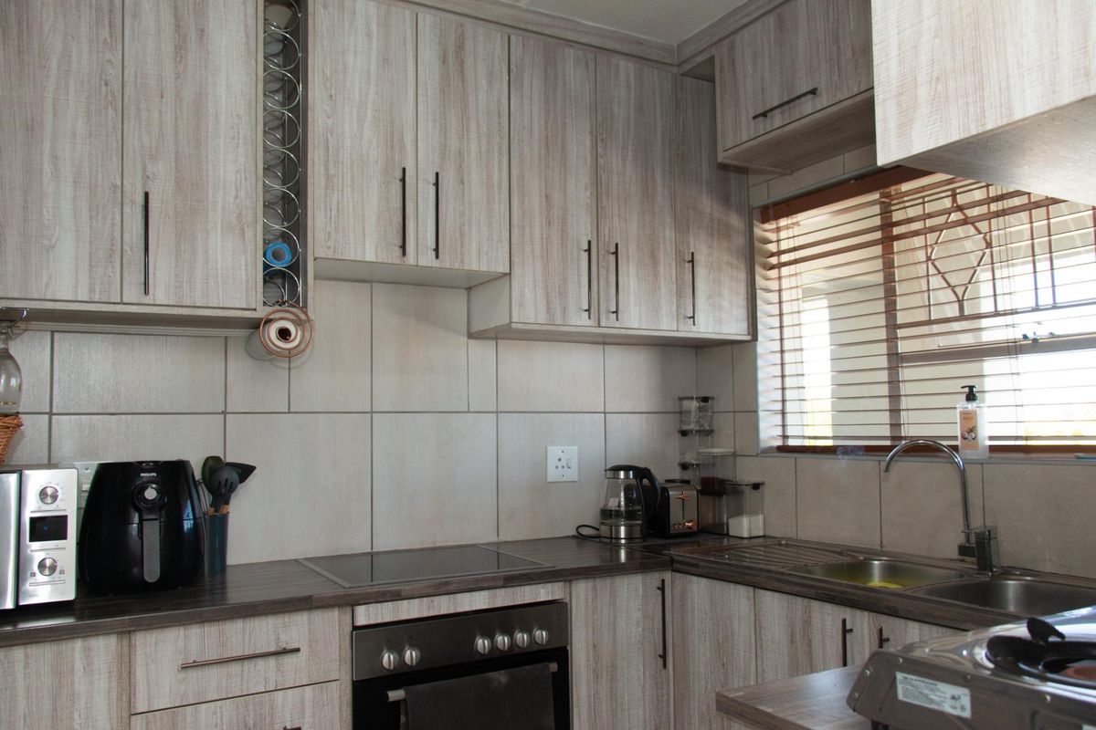Stylish Gem in Vorna Valley, Minutes from Mall of Africa - Photo 2