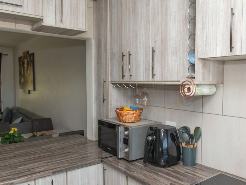 Stylish Gem in Vorna Valley, Minutes from Mall of Africa - Photo 3