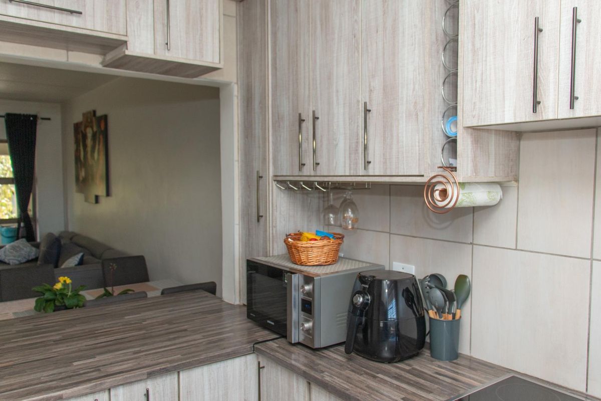 Stylish Gem in Vorna Valley, Minutes from Mall of Africa - Photo 3