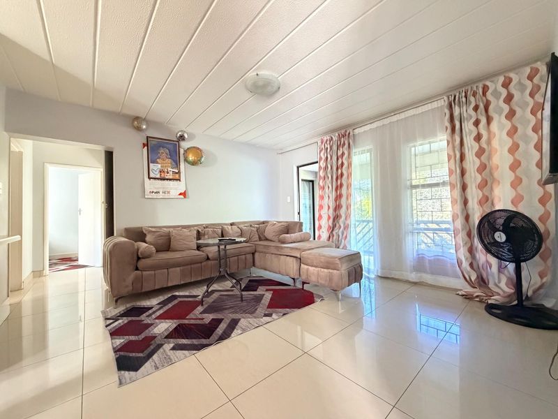 Apartment For Sale in Morningside, Sandton - Photo 2