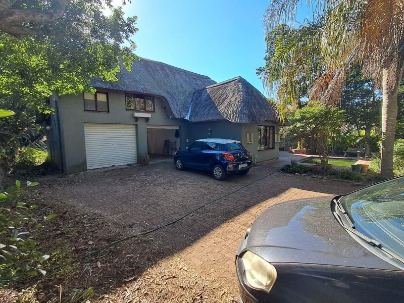 Spacious Coastal Family Home With Pool And Potential - Photo 1