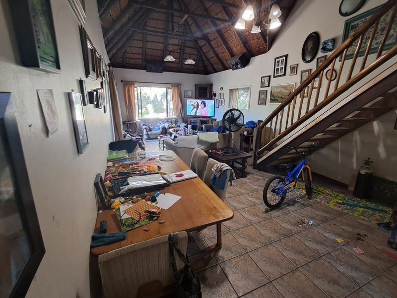 Spacious Coastal Family Home With Pool And Potential - Photo 4