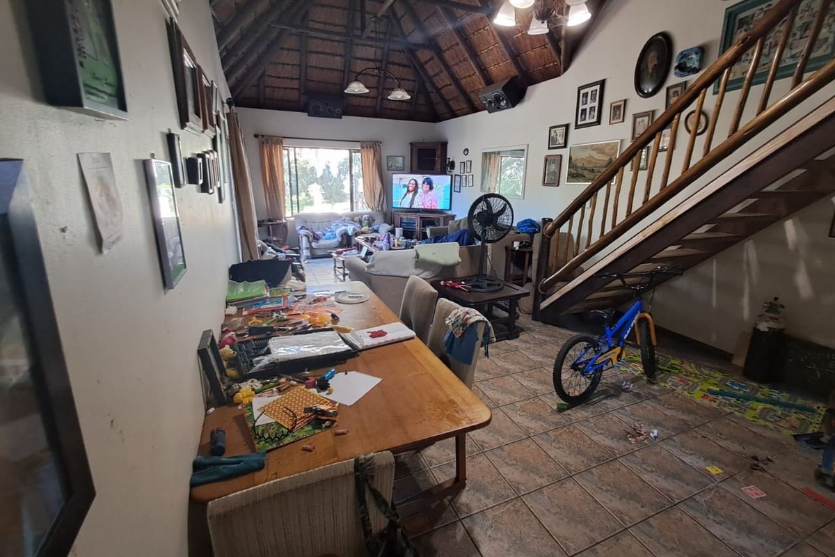 Spacious Coastal Family Home With Pool And Potential - Photo 4
