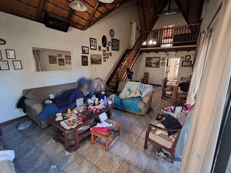 Spacious Coastal Family Home With Pool And Potential - Photo 2