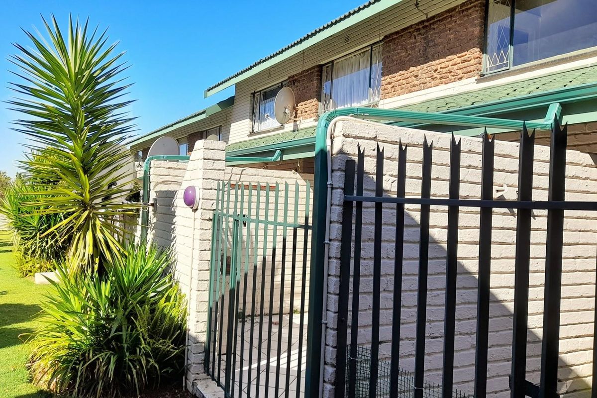 Townhouse For Sale in Birchleigh, Kempton Park - Photo 3