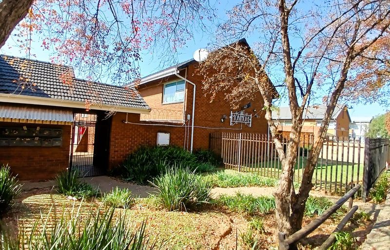Townhouse For Sale in Birchleigh, Kempton Park