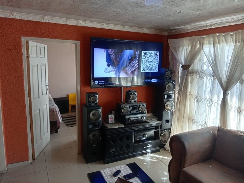 House For Sale in Zola, Soweto - Photo 4