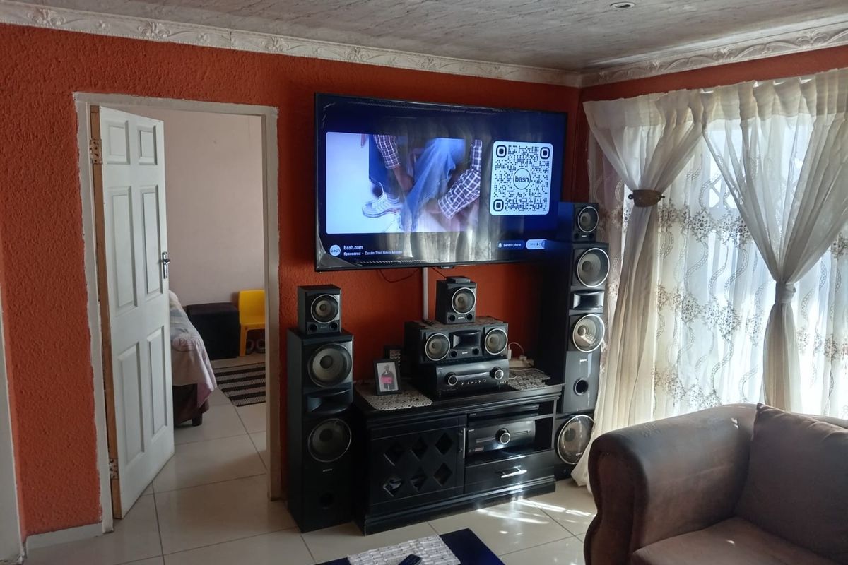 House For Sale in Zola, Soweto - Photo 4