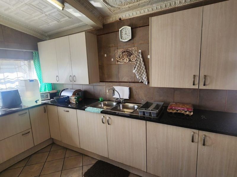 Charming 3 Bedroom Family Home with Pool and Spacious Yard - Photo 6