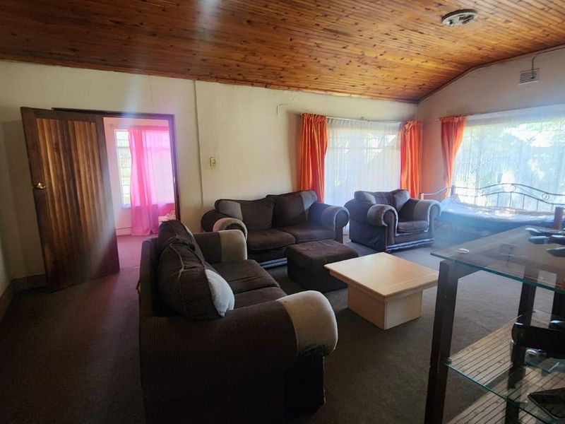 Charming 3 Bedroom Family Home with Pool and Spacious Yard - Photo 7