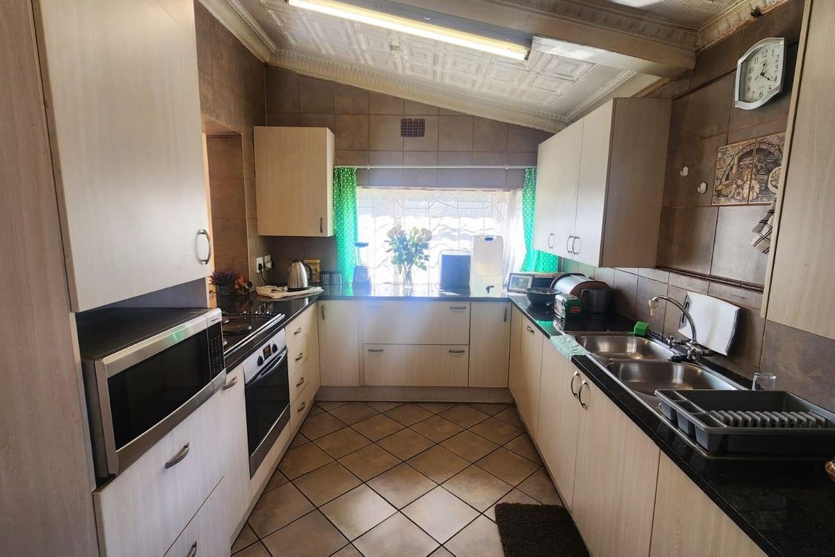 Charming 3 Bedroom Family Home with Pool and Spacious Yard - Photo 5
