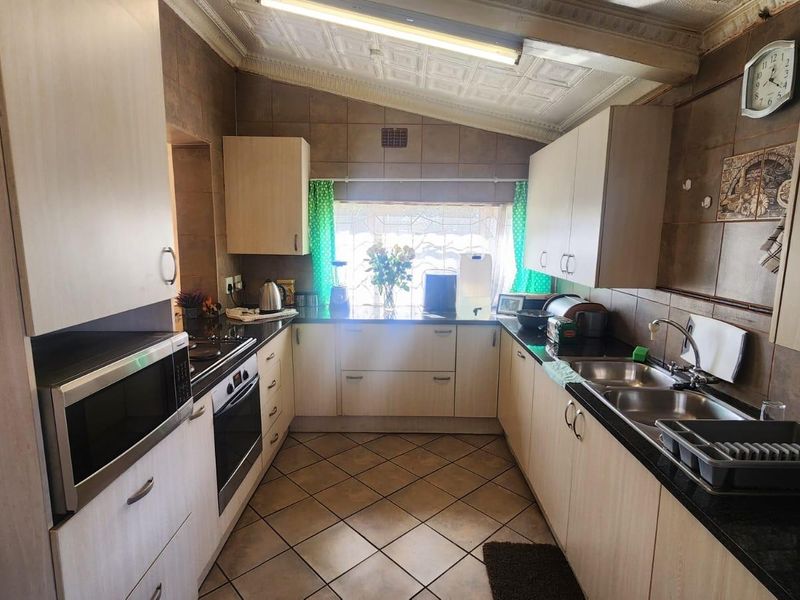 Charming 3 Bedroom Family Home with Pool and Spacious Yard - Photo 5