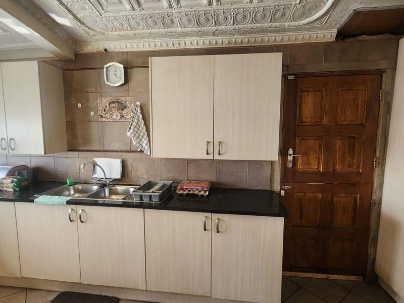 Charming 3 Bedroom Family Home with Pool and Spacious Yard - Photo 2