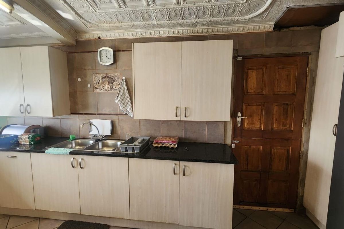 Charming 3 Bedroom Family Home with Pool and Spacious Yard - Photo 2