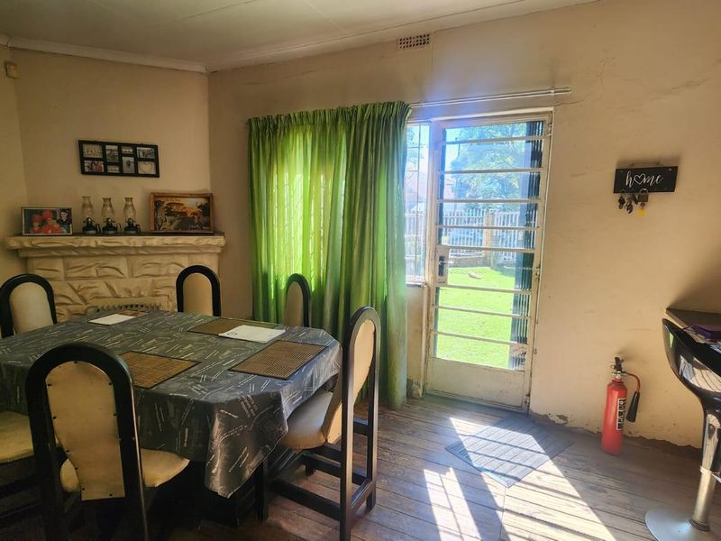 Charming 3 Bedroom Family Home with Pool and Spacious Yard - Photo 10
