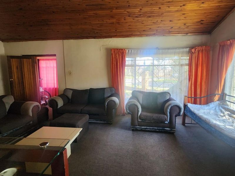 Charming 3 Bedroom Family Home with Pool and Spacious Yard - Photo 9