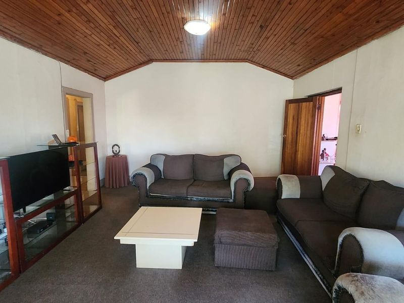 Charming 3 Bedroom Family Home with Pool and Spacious Yard - Photo 8