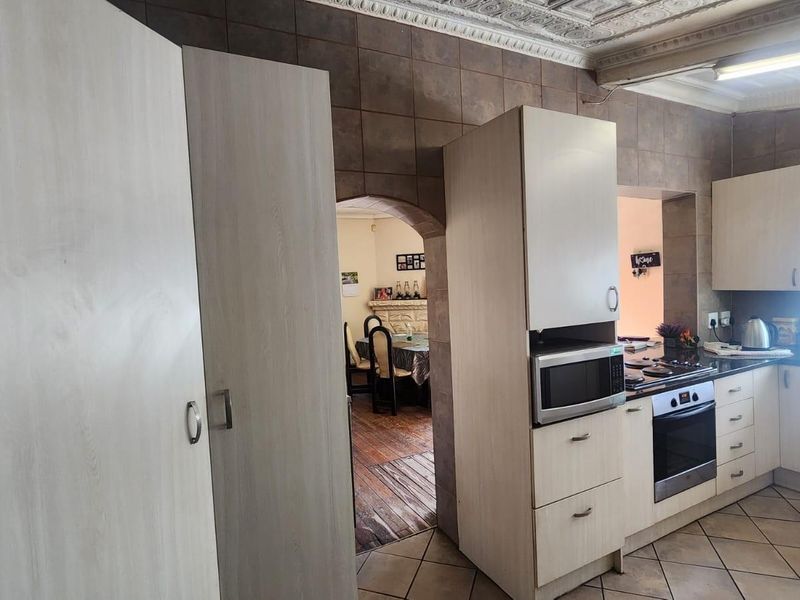 Charming 3 Bedroom Family Home with Pool and Spacious Yard - Photo 4