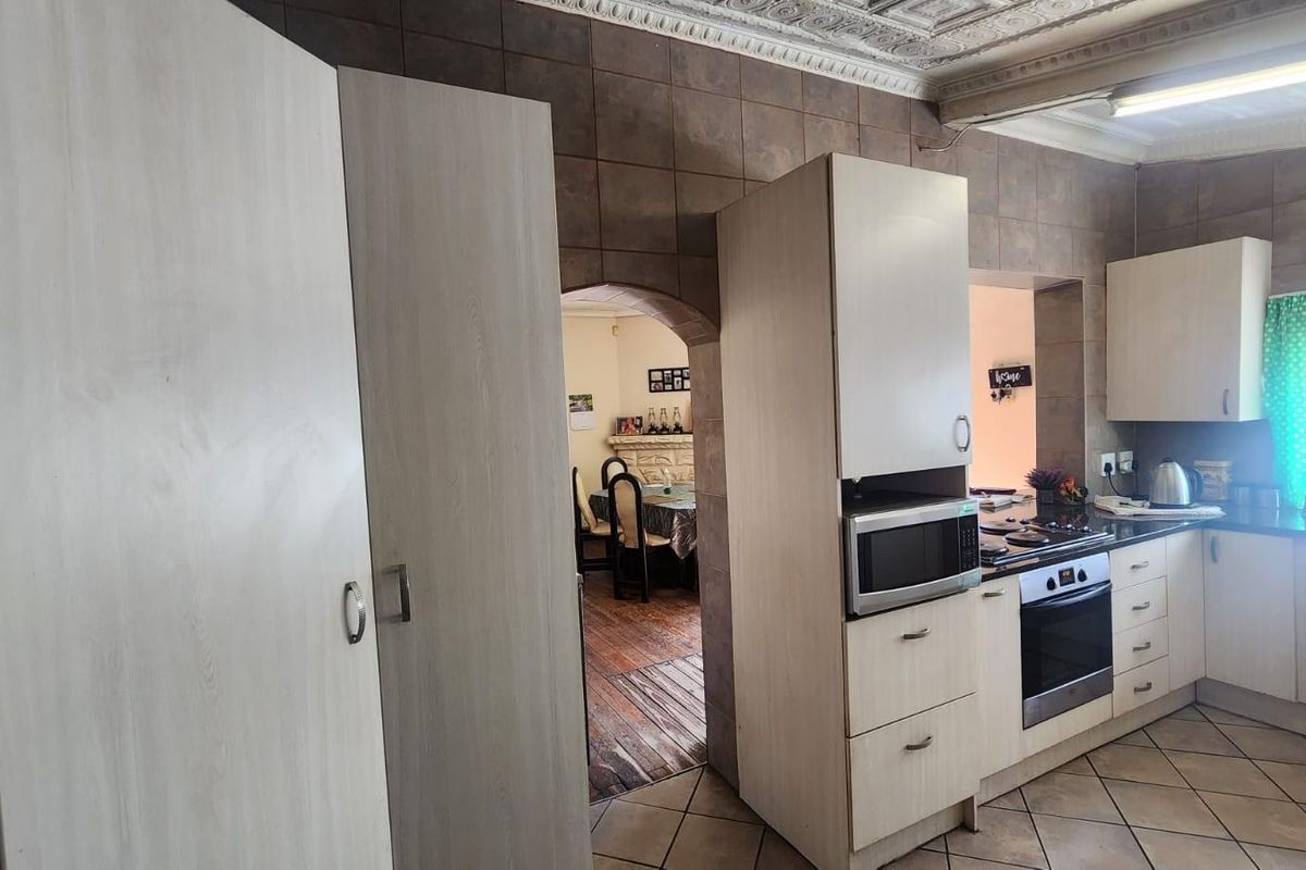 Charming 3 Bedroom Family Home with Pool and Spacious Yard - Photo 4