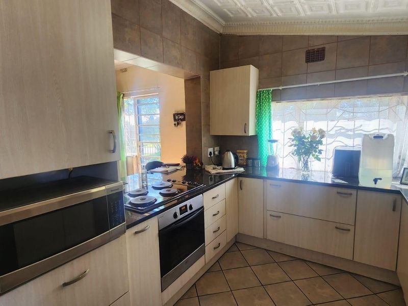 Charming 3 Bedroom Family Home with Pool and Spacious Yard - Photo 1