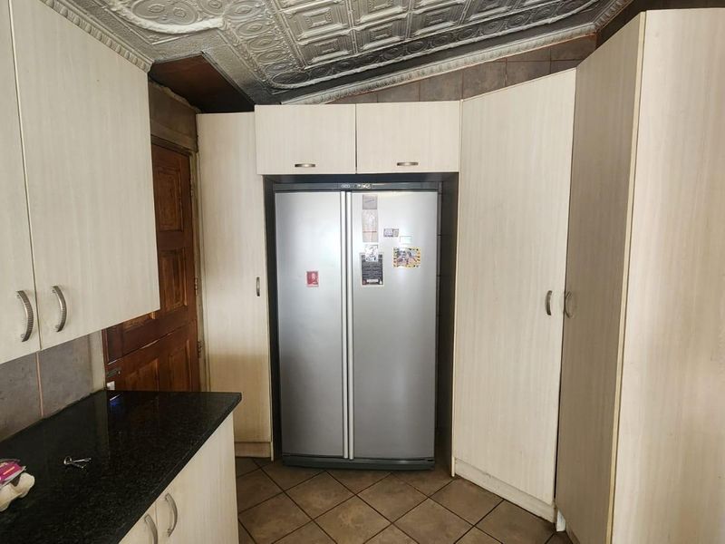 Charming 3 Bedroom Family Home with Pool and Spacious Yard - Photo 3