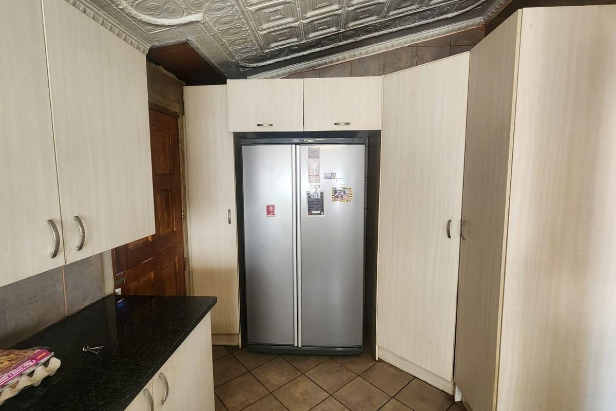Charming 3 Bedroom Family Home with Pool and Spacious Yard - Photo 3