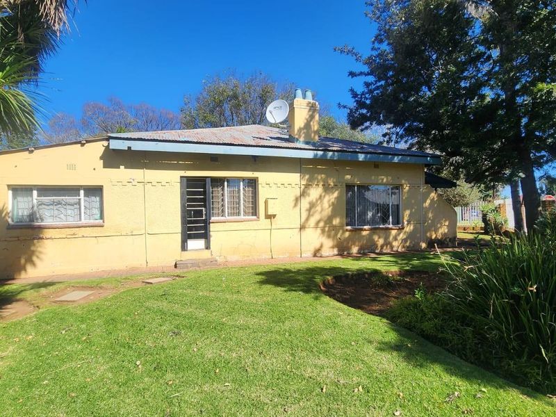 Charming 3 Bedroom Family Home with Pool and Spacious Yard - Photo 1